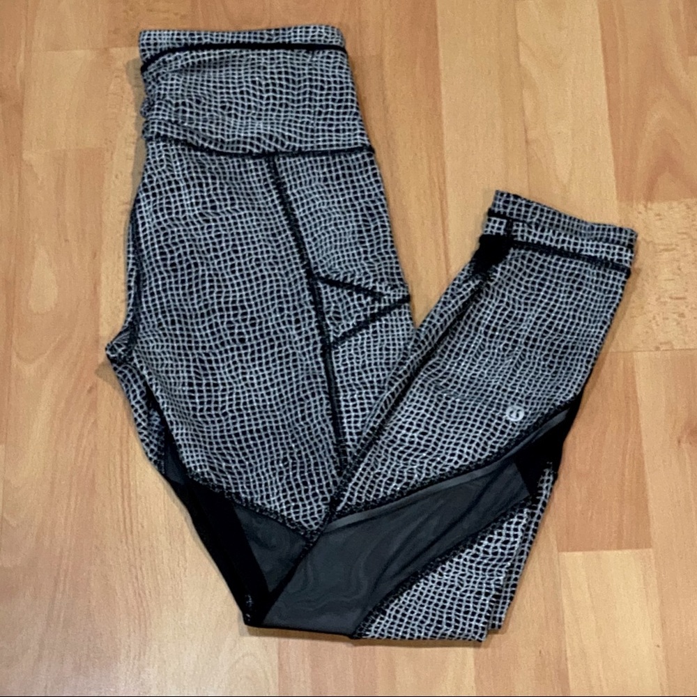 Lululemon Black & White Print 25” Legging Size 4